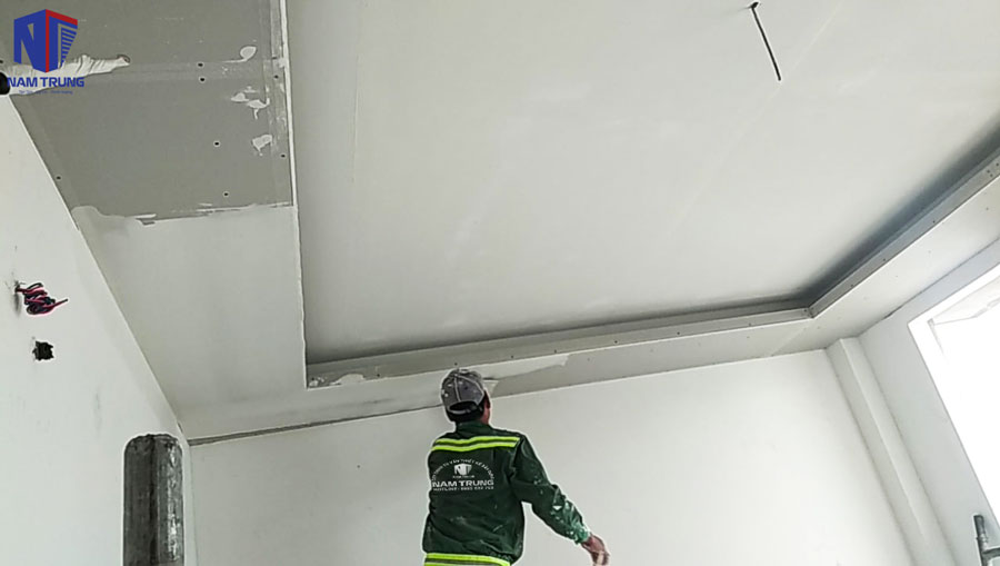 Công nhân Nam Trung miệt mài làm việc công trình xây nhà trọn gói
