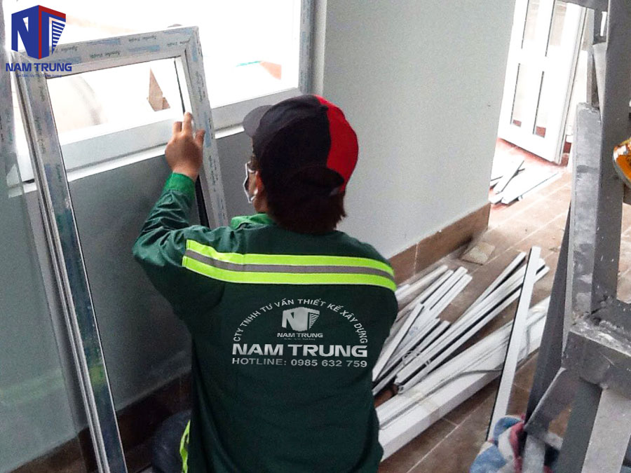 Lắp đặt khung cửa và chi tiết kim loại
