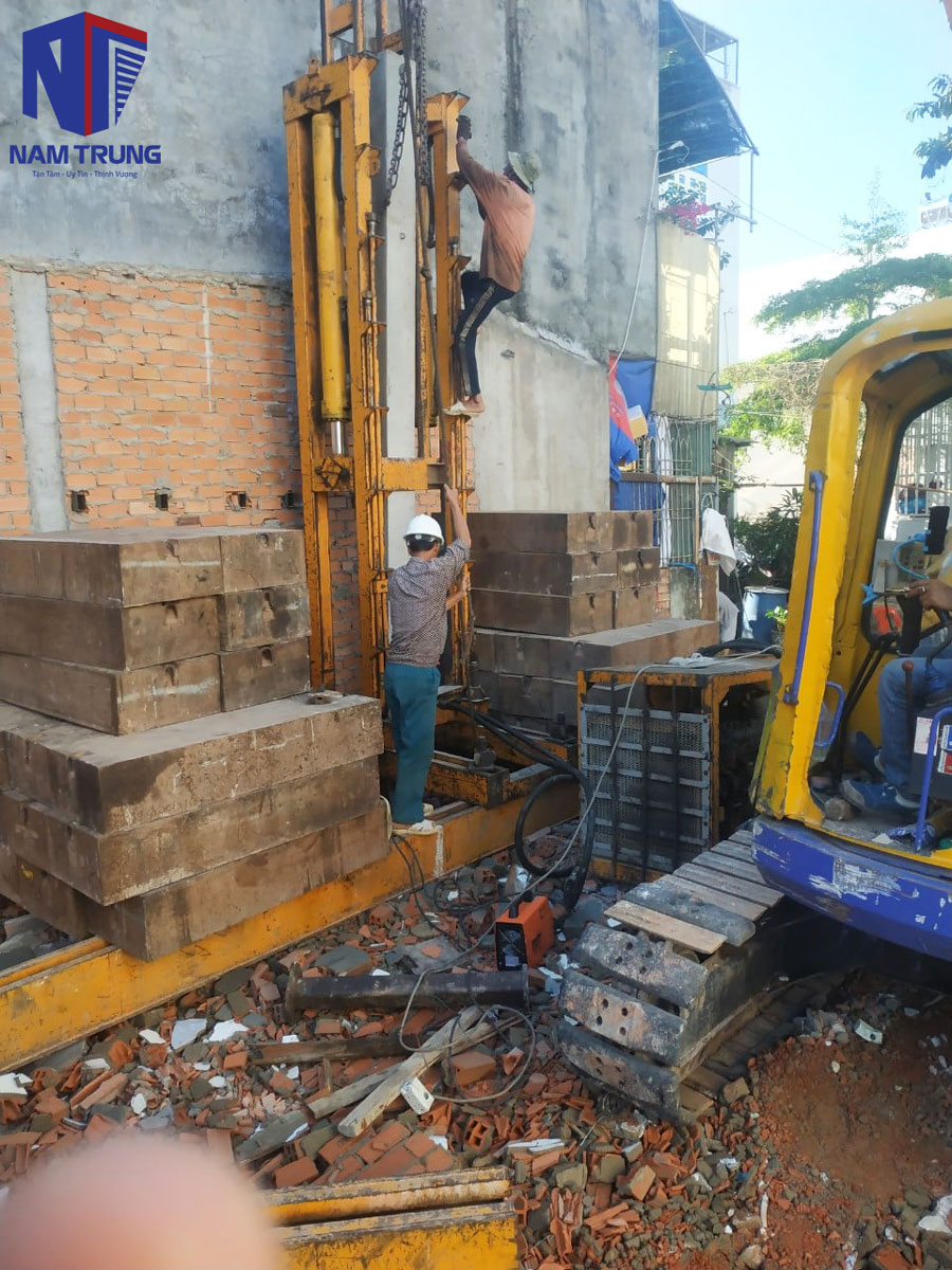 Qúa trình thi công xây nhà phần thô 1 trệt 2 lầu tum nhà chị Trâm Quận 12