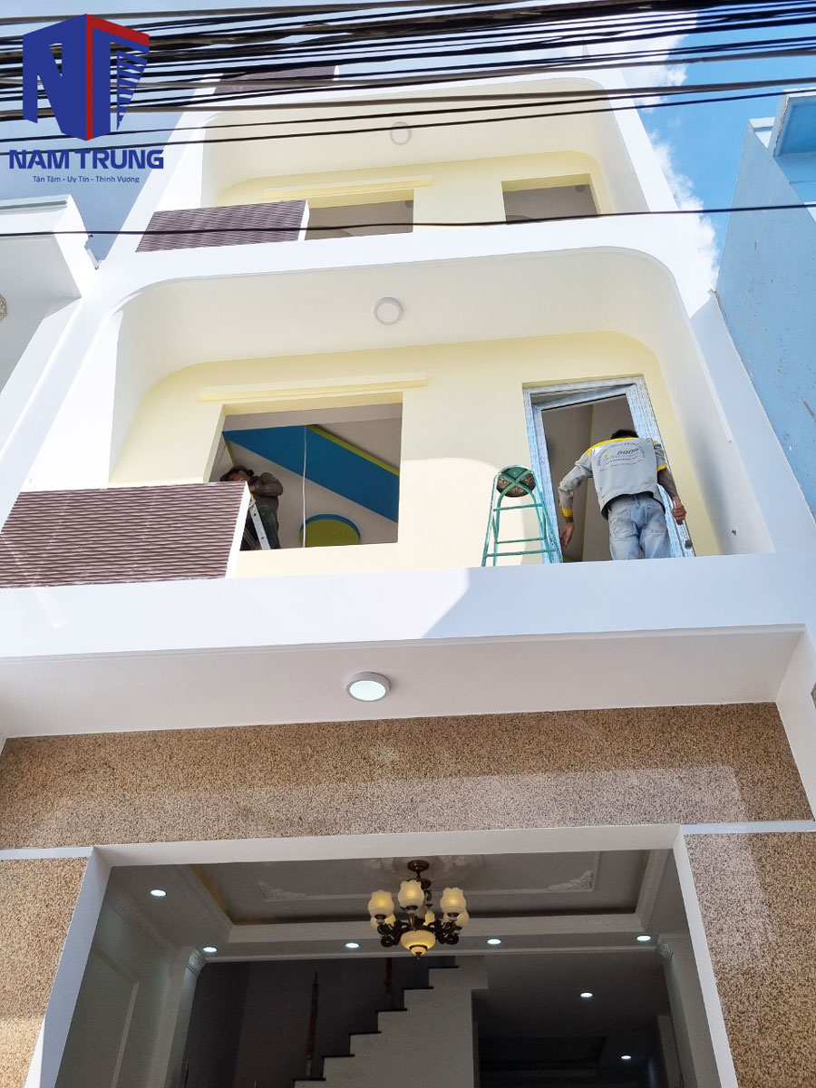 Thi công gắn cửa nhô xingfa nhà anh Đắc ở Huyện Nhà Bè