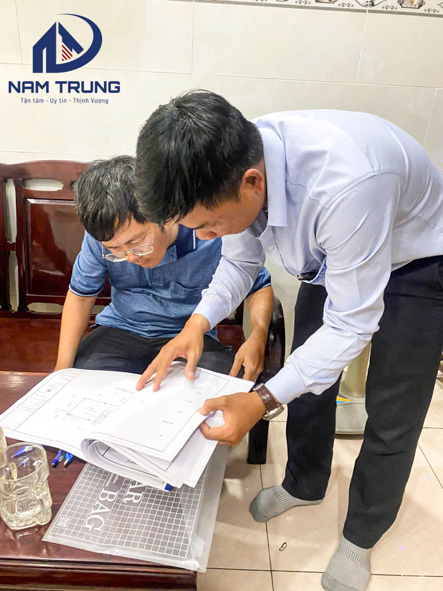 Nam Trung ký hợp đồng xây dựng nhà phố 1 trệt 1 lửng 2 lầu sân thượng nhà chị Hường ở Phường Tây Thạnh