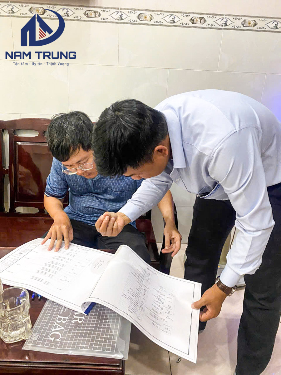 Nam Trung ký hợp đồng xây dựng nhà phố 1 trệt 1 lửng 2 lầu sân thượng nhà chị Hường ở Phường Tây Thạnh