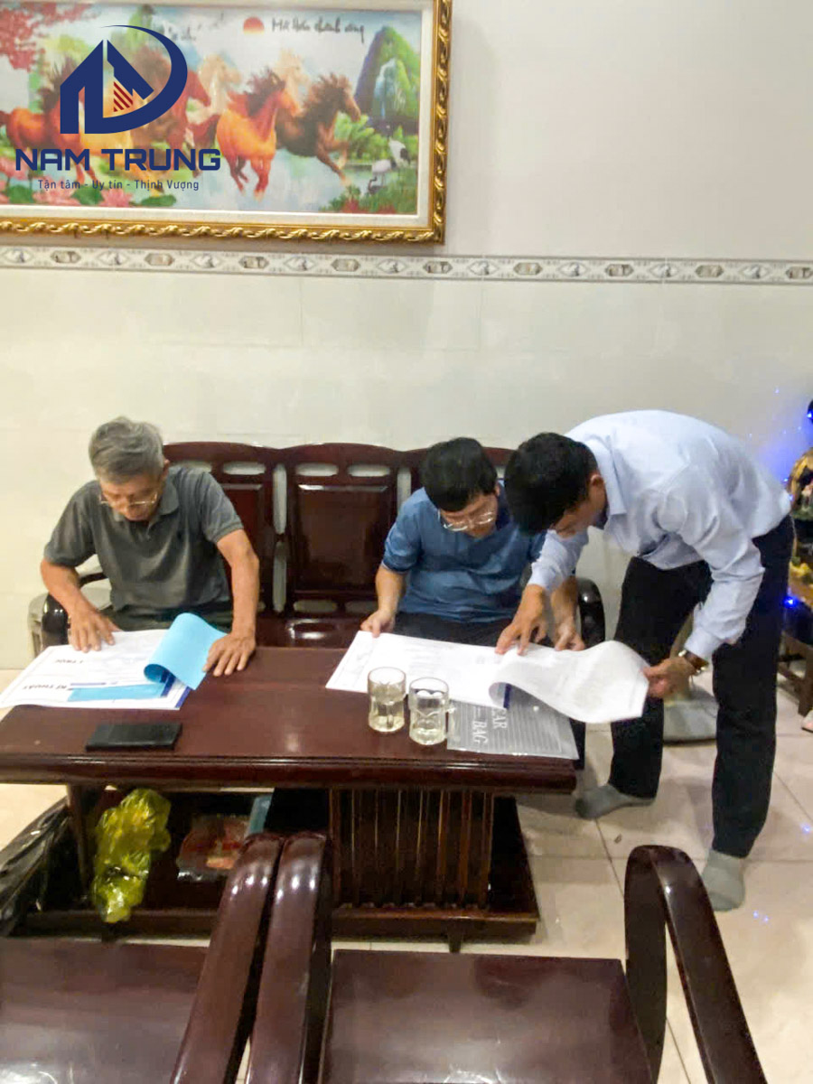 Nam Trung ký hợp đồng xây dựng nhà phố 1 trệt 1 lửng 2 lầu sân thượng nhà chị Hường ở Phường Tây Thạnh
