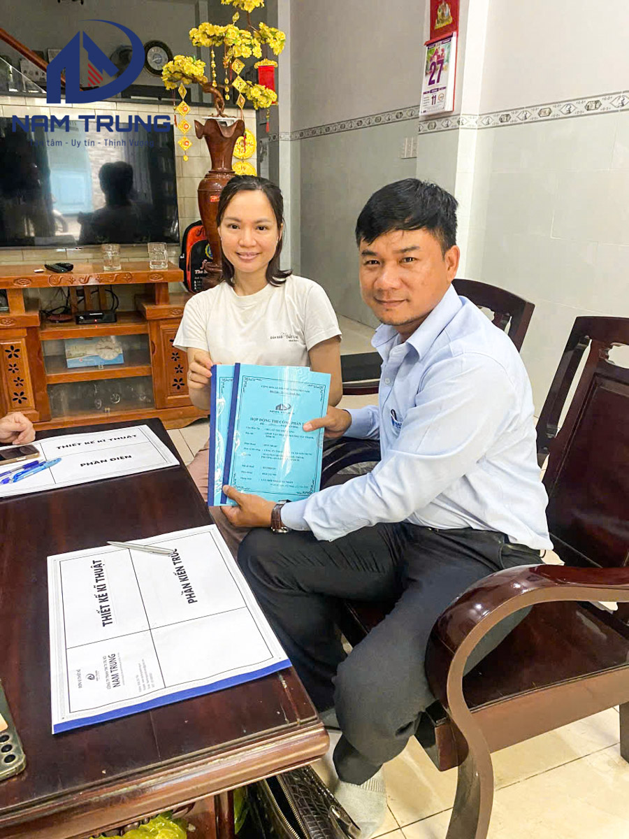 Nam Trung ký hợp đồng xây dựng nhà phố 1 trệt 1 lửng 2 lầu sân thượng nhà chị Hường ở Phường Tây Thạnh