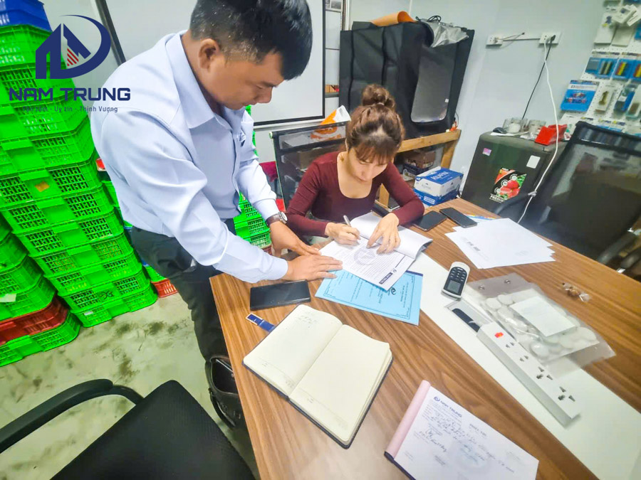 Ký hợp đồng xây dựng nhà chị Liên ở Bình Dương