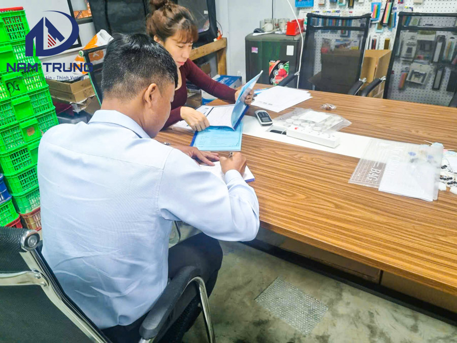 Ký hợp đồng xây dựng nhà chị Liên ở Bình Dương