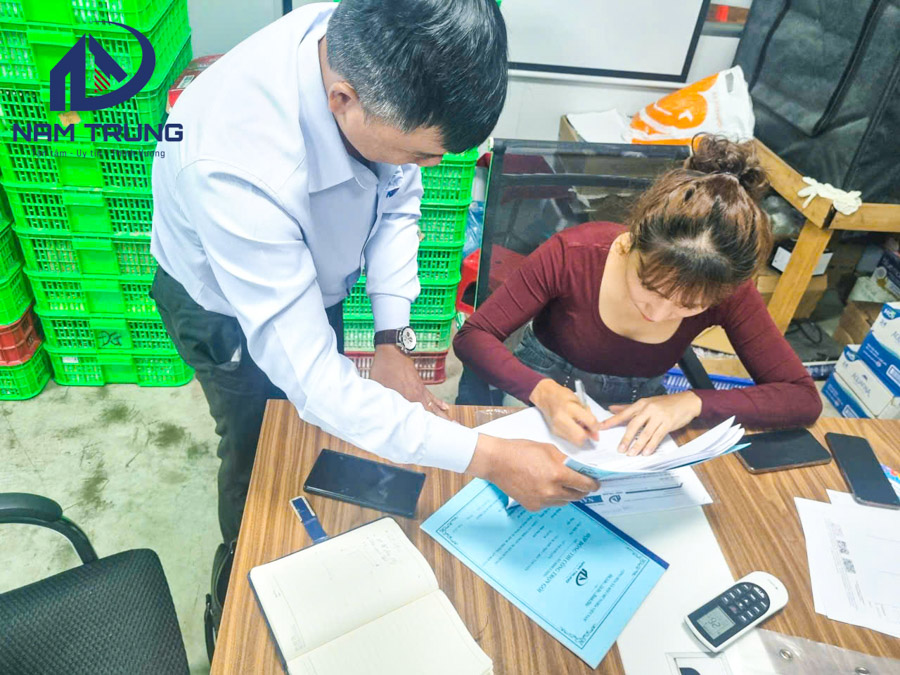 Ký hợp đồng xây dựng nhà chị Liên ở Bình Dương