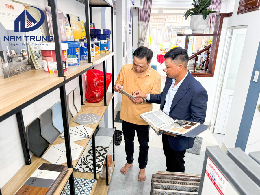 Nam Trung dẫn khách đi lựa chọn vật liệu