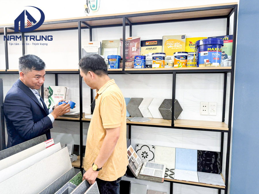 Nam Trung dẫn khách đi lựa chọn vật liệu