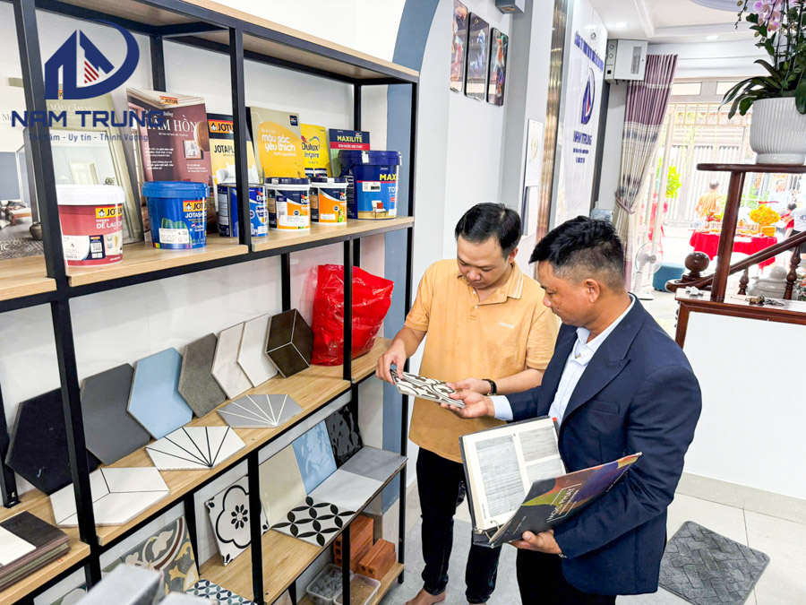 Nam Trung dẫn khách đi lựa chọn vật liệu