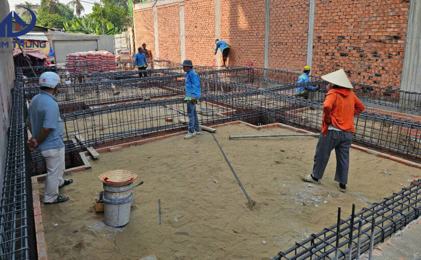 Công tác kiểm tra chuẩn bị đổ bê tông sàn trệt nhà chị Chanh ở Quận 12 – Những lưu ý quan trọng