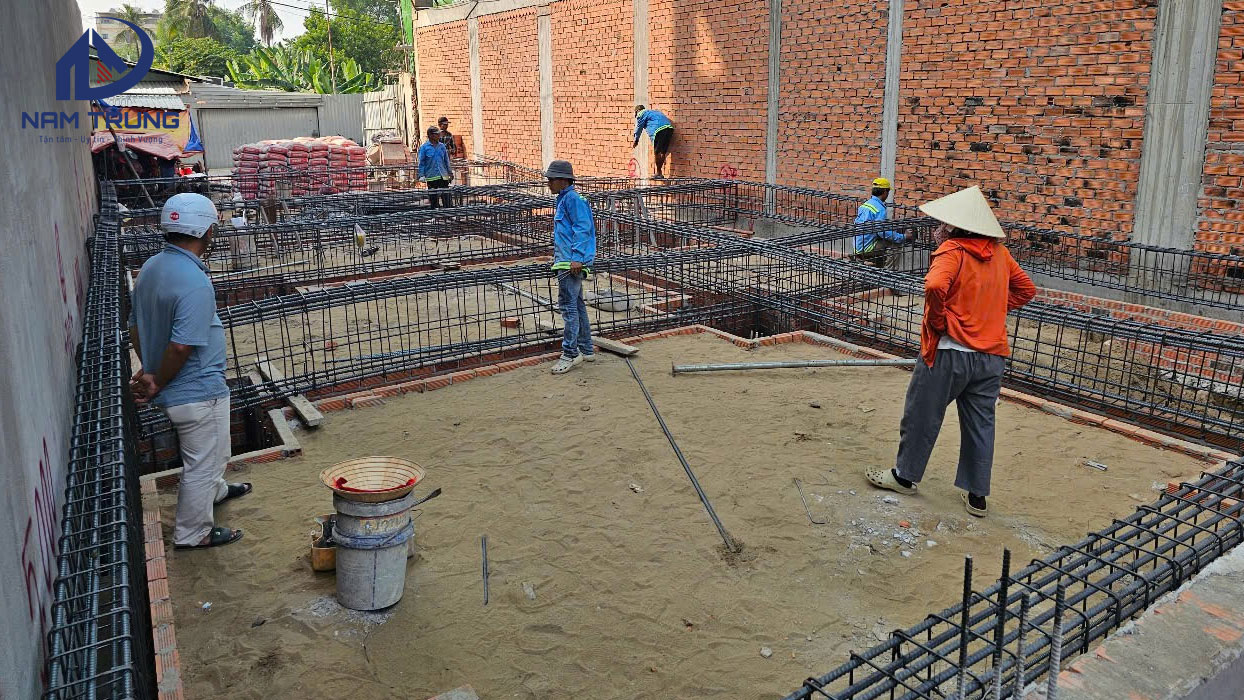 Công tác kiểm tra chuẩn bị đổ bê tông sàn trệt nhà chị Chanh ở Quận 12 – Những lưu ý quan trọng