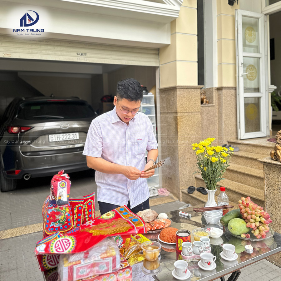 Cúng khởi công cải tạo nâng tầng và thay đổi mặt tiền nhà cho gia đình anh Hùng tại Gò Vấp