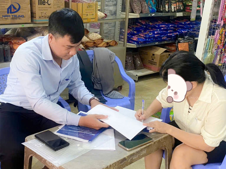 Kí hợp đồng xây nhà trọn gói nhà phố 1 trệt 2 lầu nhà chị Trinh ở Bình Chánh
